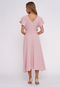 Rosa, knielanges Kleid mit kurzen, flatterhaften Ärmeln und einem V-Ausschnitt am Rücken. Aus glattem Stoff gefertigt, mit einem taillierten Gürtel und einem unsichtbaren Reißverschluss.