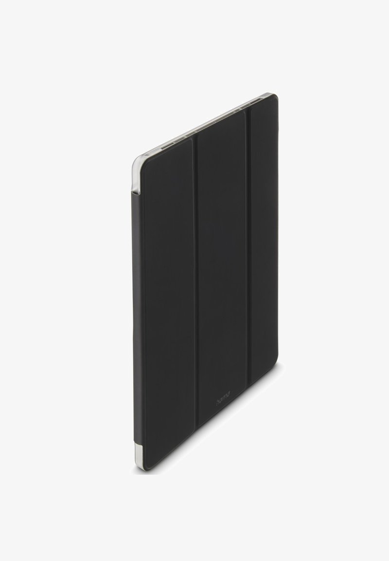 Schwarze dreifach gefaltete Tablet-Hülle mit klarer Kante, aufrecht stehend vor einem weißen Hintergrund.