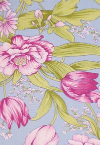 Material textil floral cu buchete de bujori roz și lalele, însoțite de frunze verzi, pe un fundal albastru deschis. Print texturat cu un contrast de culori vibrant.
