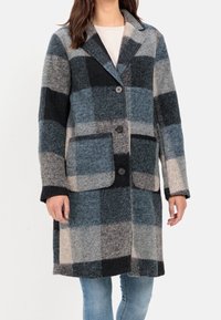 Wollen jas met een blauw, grijs en zwart ruitpatroon, enkelvoudig gesloten met een reverskraag en twee voorkruiszakken.