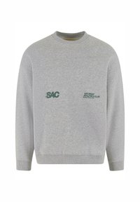 Hanorac gri cu guler rotund, având un tiv și manșete ribbate. Text decorativ verde pe piept care spune "SAC" și "SATURDAY ATHLETICS CLUB."