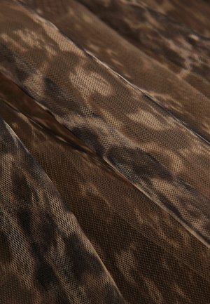 Tissu en maille marron avec une surface texturée, présentant un motif de camouflage subtil et un fin maillage, mettant en valeur la profondeur et la translucidité.