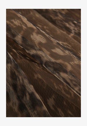 Braunes Mesh-Gewebe mit einer strukturierten Oberfläche, das ein dezentes Camouflage-Muster und feine Netzeigenschaften aufweist und Tiefe sowie Transluzenz zeigt.