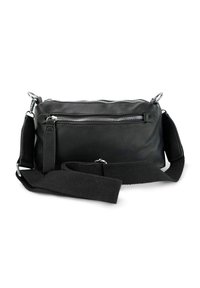 Zwarte leren crossbody tas met een rits bovenclosure, textuur oppervlak, verstelbare stoffen schouderband en accenten in zilverkleurig metaal.