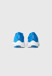 Zapatillas deportivas azules con parte superior de malla, collar acolchado y suela blanca con detalles azules, diseñadas para la comodidad y el rendimiento.