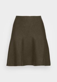 Jupe évasée en maille vert olive foncé, présentant une finition lisse et texturée ainsi qu'une ceinture ajustée s'étendant jusqu'à un ourlet fluide.