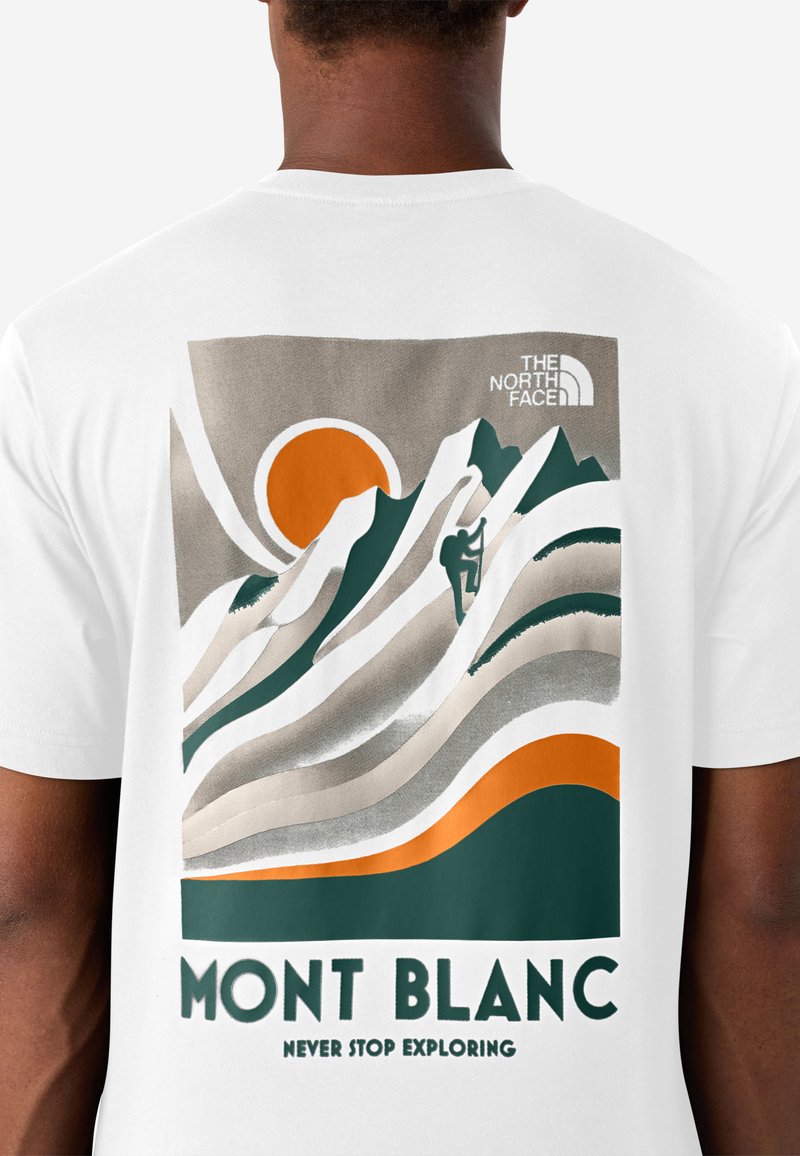 Weißes T-Shirt mit einem grafischen Design des Mont Blanc, einem orangefarbenen Sonnen, grünen Bergen und gewellten Mustern in Beige und Orange.