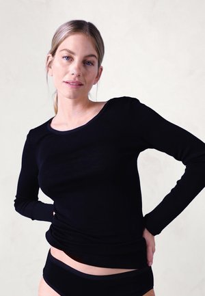 Sort langærmet top med rund halsudskæring og slim fit. Lavet af blødt, glat stof, med minimalistisk design og en ensfarvet fremtoning.