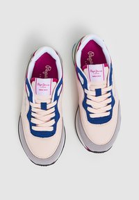 Zapatillas con un upper de malla rosa claro, detalles en azul marino, cordones blancos y una suela de goma gris. Cuenta con un collar y lengüeta acolchados con marca.