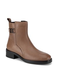 Brūni ādas potītes zābaki ar noapaļotu purngalu, dekoratīvu siksnu ar metāla akcentu un zemu melnu bloku papēdi. Gluda tekstūra.