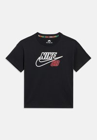 Μαύρο βαμβακερό μπλουζάκι με λευκό και κόκκινο λογότυπο Nike SB τυπωμένο στο μπροστινό μέρος, με σχέδιο στο εσωτερικό του γιακά.