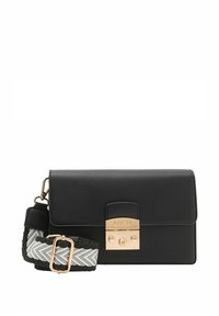 Schwarze Lederhandtasche mit einem goldfarbenen Verschluss, ausgestattet mit einem gewobenen Tragegurt im schwarz-weißen Zickzackmuster. Kompakte rechteckige Form.