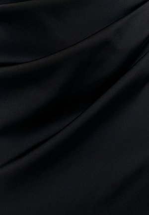 Tela de satén negra suave con pliegues delicados y un brillo sutil que crea una textura fluida y reflejos de luz.