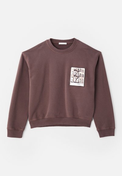 Sweatshirt de algodão castanho com decote redondo, mangas longas e um detalhe de bolso gráfico texturizado. Apresenta punhos e bainha canelados.