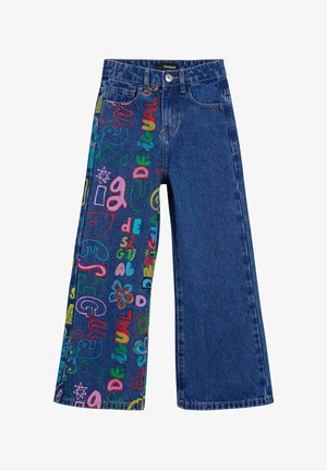 Dżinsy z szerokimi nogawkami. Na jednej nogawce znajdują się kolorowe graficzne napisy i kształty. Druga nogawka wykonana jest z jednolitego ciemnoniebieskiego materiału.