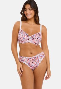 Ensemble de lingerie en dentelle avec un motif floral rose, bleu et blanc. Le haut présente des bretelles réglables et des bords en dentelle festonnés.