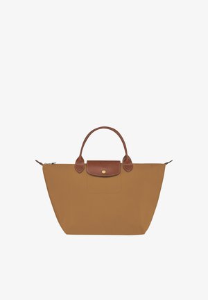 Braune Nylon-Totetasche mit einer glatten, strukturierten Form. Verfügt über lederne Griffe und einen Klappenverschluss mit einem goldenen Knopfdetail.