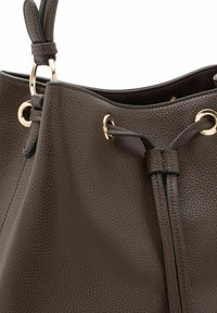 Bruine leren emmertas met een korrelige structuur en gouden accenten, voorzien van een trekkoordsluiting en een textuur op het oppervlak.