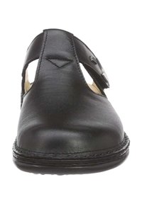 Schwarzer Lederschuh mit Ausschnitt-Design, runder Zehenform und dekorativer Naht entlang der Sohle. Verstellbarer Schnallenverschluss an der Seite.