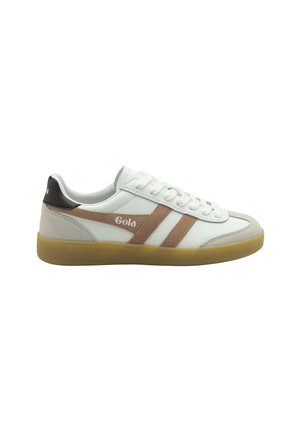 Witte sneaker met twee bruine strepen, gemaakt van suede en leer, ronde neus, gumrubberen zool en zwarte hielaccent.