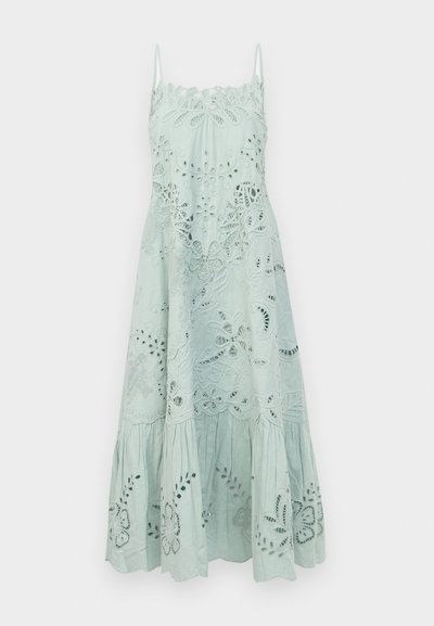 Vestido sem mangas, azul claro, com bordados em padrões florais, bainha em camadas e corpete ajustado, feito de um tecido respirável.