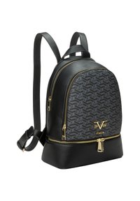 Zwarte synthetische leren rugzak met een gestructureerd grijs patroon, gouden hardware, dubbele ritsen en verstelbare schouderbanden. Bevat een opvallend logo.