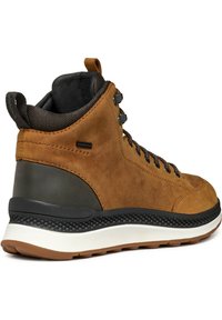 Botas de senderismo de cuero marrón hasta la mitad de la pantorrilla con acentos grises, suela de goma texturizada, ojales de metal y un cuello acolchado para mayor comodidad.