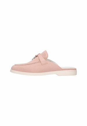 Roze suède instapper met een ronde neus, een lage witte zool en een decoratieve strikaccent op de wreef. Subtiele stikdetails langs de rand.