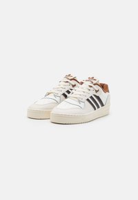 adidas Originals RIVALRY UNISEX - Tenisice - cloud white/preloved brown/core black