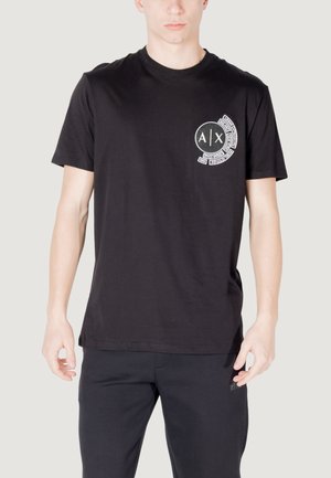 T-shirt in cotone nero con un logo circolare bianco e testo sul lato sinistro del petto, maniche corte e scollo rotondo classico.
