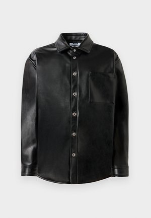 Camisa negra de manga larga de cuero sintético con botones delanteros, cuello puntiagudo y un bolsillo en el pecho izquierdo, presentada sobre un fondo blanco liso.