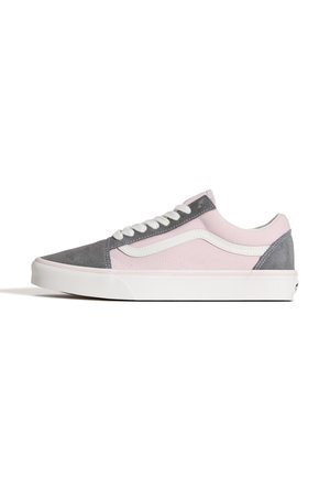 Zapatilla baja con paneles de ante rosa y gris, franja lateral blanca, cordones blancos y suela gruesa de goma blanca.