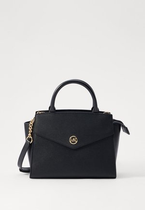 Sac à main structuré noir avec poignée sur le dessus, logo MK doré sur le rabat avant et bandoulière détachable avec détail chaîne dorée.