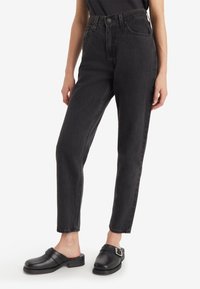 Höga svarta denimjeans med rak ben, med minimal slitning och en klassisk femfickdesign.