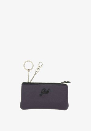 Piccola pochette in pelle viola scuro con chiusura a zip, logo "Gabs" in rilievo, portachiavi in metallo e gancio su catena.