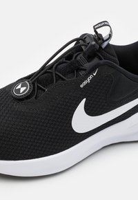 Nike Performance REVOLUTION 7 EASYON - Tenisice za cestovno trčanje - black/white