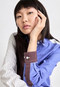 Mads Nørgaard GRID CRISSY DRESS - Skjortekjole - grid/amparo blue