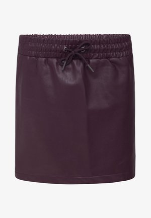 Mini-jupe en simili cuir violet foncé avec taille élastique et lien coulissant noué à l'avant.