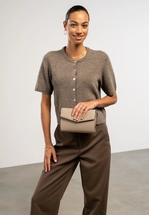 Isabel Bernard, ISABEL BERNARD HONORÉ LINA TAUPE CLUTCH MIT ABNEHMBARER SCHULTERKETTE IB21135-078 - Pochette - taupe