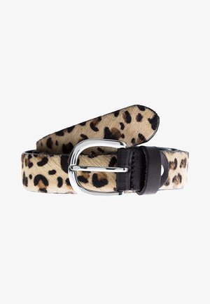 Læderbælte med leopardprintmønster og sølvrektangulært spænde, oprullet mod en hvid baggrund.
