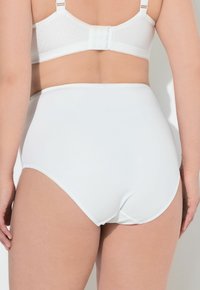 Bílé vysoké kalhotky vyrobené z hladkého materiálu, s bezešvým designem a bez viditelných vzorů nebo kovových prvků.