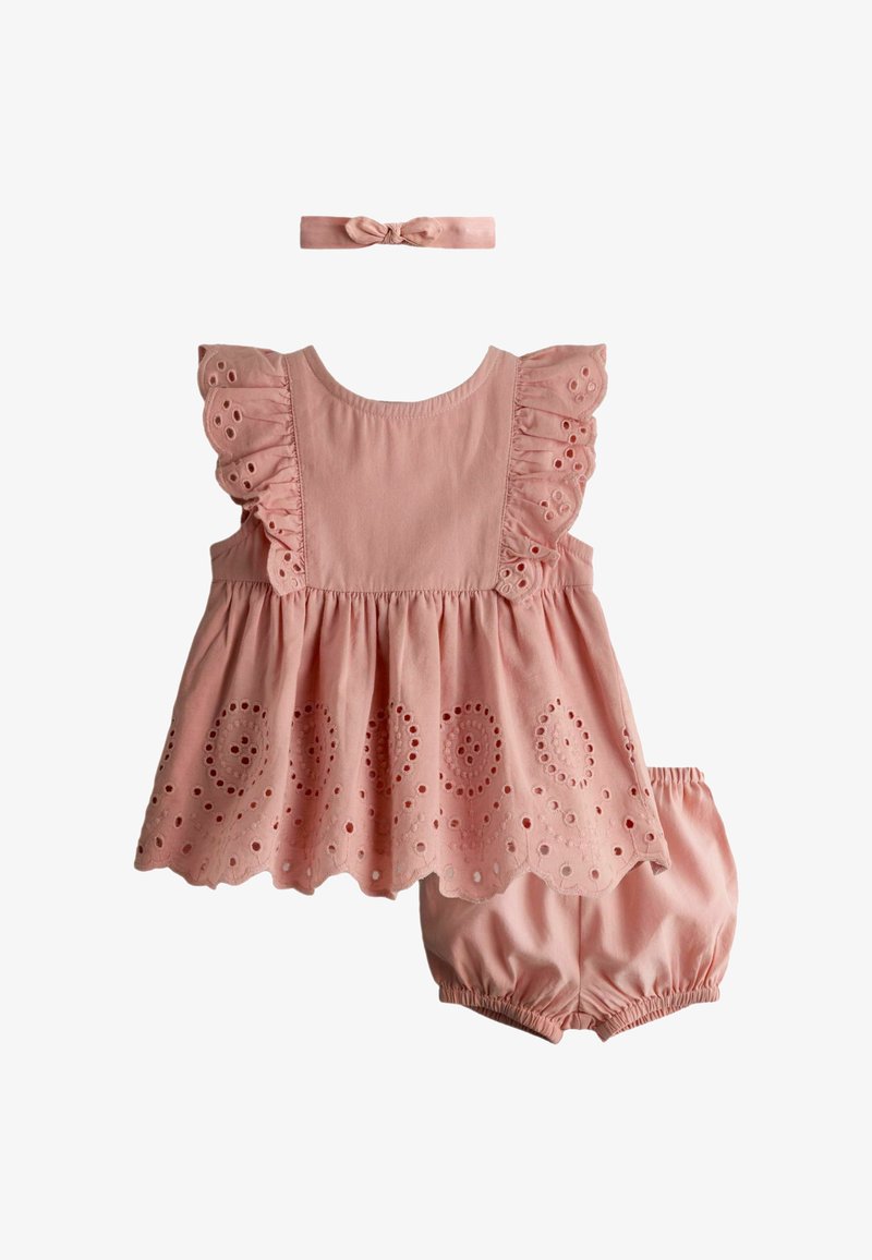 Set per neonato rosa con vestito in pizzo a occhielli con maniche arricciate, mutandine abbinate e fascia per capelli annodata.