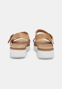 Bata Sandále na platforme - marrone