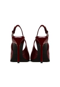 Burgundy keinonahka korkokengät, joissa on avokanta, kärkiosa ja tyylikäs stiletto-korko. Musta pohja luo kontrastia muotoilulle.