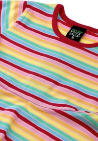 Pasiasty t-shirt z organicznej bawełny z czerwonym kołnierzykiem. Posiada poziome paski w kolorze różowym, żółtym, zielonym i niebieskim. Widoczna etykieta.