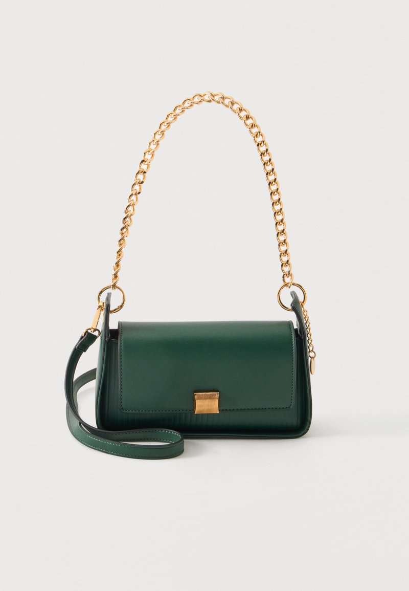 Sac à main rectangulaire en cuir vert foncé avec une anse chaîne dorée et un petit fermoir doré sur le rabat avant.