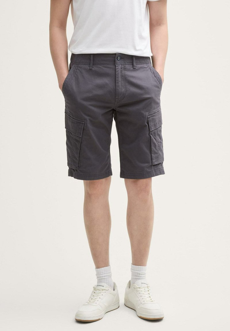 Shorts cargo gris avec deux poches latérales, fabriqués en tissu durable, présentant une coupe décontractée et une fermeture boutonnée à la taille.