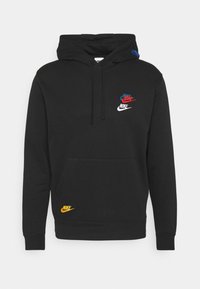 Svart hoodie med en framficka som ser ut som en känguru, dragsko i huvan och tre broderade Nike-logotyper i blått, rött och vitt med en gul accent.