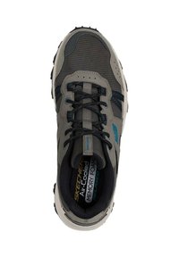 Sneaker Skechers grigio e nero con accenti blu, lacci neri, tessuto a rete e soletta in schiuma memory, visto dall'alto.