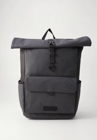 Σακίδιο πλάτης με ρολό στην κορυφή σε σκουρό γκρι, κατασκευασμένο από ανθεκτικό νάιλον. Διαθέτει εμπρόσθια θήκη με καπάκι, ρυθμιζόμενους ιμάντες και πλαϊνές θήκες.